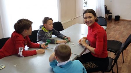 Мальчики трудятся за своим столом под руководством Лилии Мухаметовой